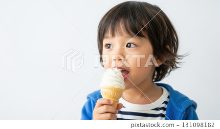 一個男孩美味地吃著冰淇淋 一個男孩美味地吃著冰淇淋 131098182