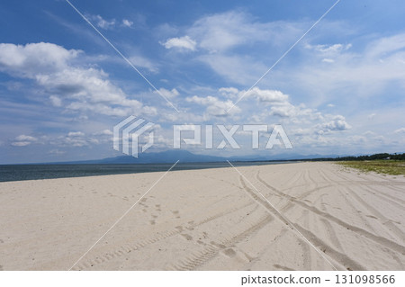 View of Mt. Daisen from the endless sandy beach of Yumigahama Beach 131098566