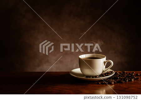 桌上的熱咖啡和咖啡豆 桌上的熱咖啡和咖啡豆 131098752