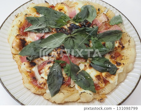 Rice flour pizza, my wife's home-cooked meals, dinners enjoyed at home, a happy family Rice flour pizza, my wife's home-cooked meals, dinners enjoyed at home, a happy family 131098799