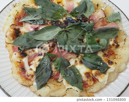 自製披薩,妻子的自製食品,在家用餐,幸福的家庭 自製披薩,妻子的自製食品,在家用餐,幸福的家庭 131098800