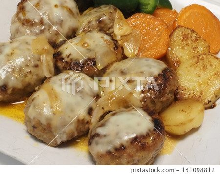 芝士漢堡,老婆自製的家常菜,在家享用的晚餐,幸福的一家人 芝士漢堡,老婆自製的家常菜,在家享用的晚餐,幸福的一家人 131098812