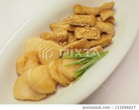 Sweetened yam and fried tofu, my wife's home-cooked meals, dinner at home, happy family 131098827