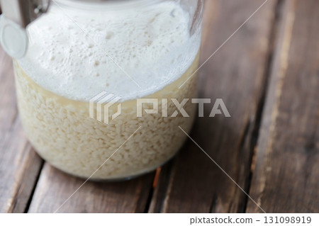 用剛開始起泡的乾麴菌新鮮混合的自製鹽麴菌。 131098919