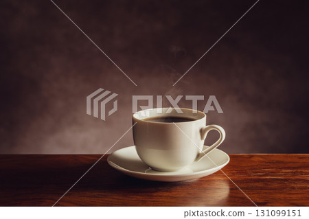 桌上的熱咖啡 桌上的熱咖啡 131099151