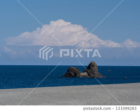 Triangular clouds floating over the Sea of Japan, Itoigawa City, Niigata Prefecture Triangular clouds floating over the Sea of Japan, Itoigawa City, Niigata Prefecture 131099263