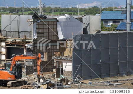 Old house demolition work Old house demolition work 131099316