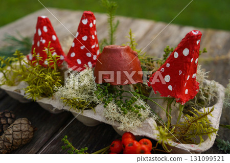 Step-by-step instructions on how to make autumn mushrooms from a cardboard egg carton. 131099521
