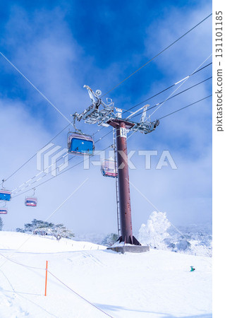 [Winter material] Ski lift and blue sky [Nagano Prefecture] 131101185