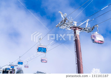 [冬季素材]滑雪場纜車和藍天[長野縣] 131101187