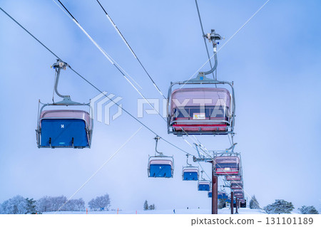 [Winter material] Ski lift and blue sky [Nagano Prefecture] 131101189