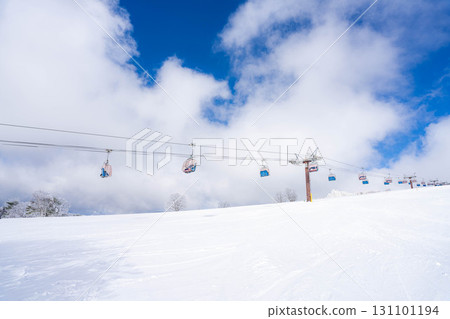 [Winter material] Ski lift and blue sky [Nagano Prefecture] 131101194