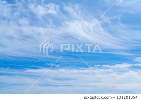 [天空素材] 秋日藍天上漂浮的捲雲 [山梨縣] 131101354