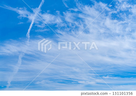 [天空素材] 秋日藍天上漂浮的捲雲 [山梨縣] 131101356