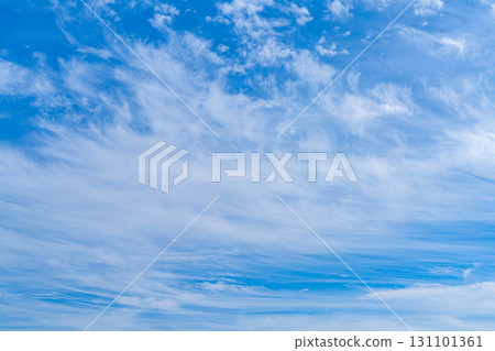 [Sky Material] Cirrus clouds floating in the autumn blue sky [Yamanashi Prefecture] 131101361