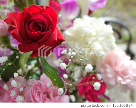 玫瑰和康乃馨的安排 131101854