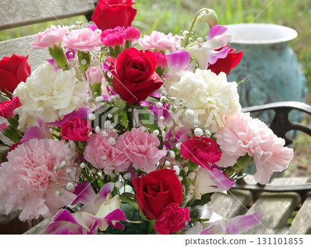 玫瑰和康乃馨的安排 131101855