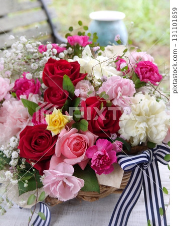 玫瑰和康乃馨的安排 131101859