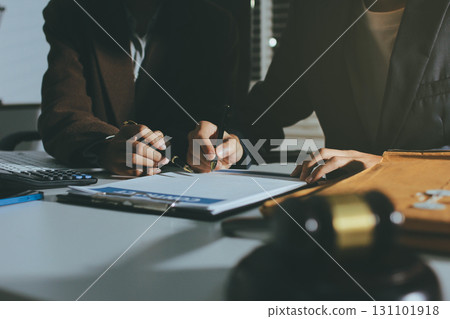 Lawyer explained to the client about the law that must be brought against the court case. 131101918