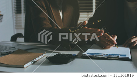 Lawyer explained to the client about the law that must be brought against the court case. 131101919