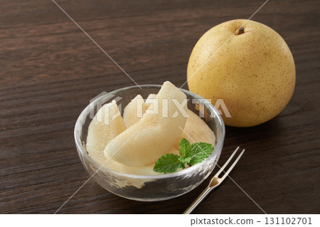 Japanese pears: an image of the 20th century Japanese pears: an image of the 20th century 131102701