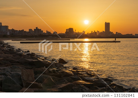 Sunrise view from Sumaura Beach at Sumaura Park in Suma Ward, Kobe City Sunrise view from Sumaura Beach at Sumaura Park in Suma Ward, Kobe City 131102841