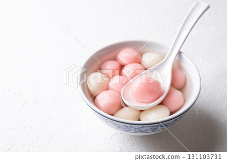 Tangyuan (Chinese sweet dumpling), Glutinous rice ball in syrup 131103731