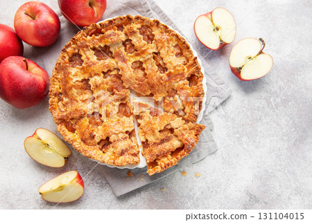 Apple pie with lattice crust and fresh apples 131104015
