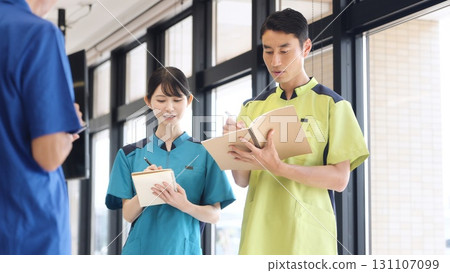 亞裔護理人員正在接受培訓 131107099