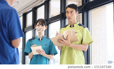 亞裔護理人員正在接受培訓 131107100