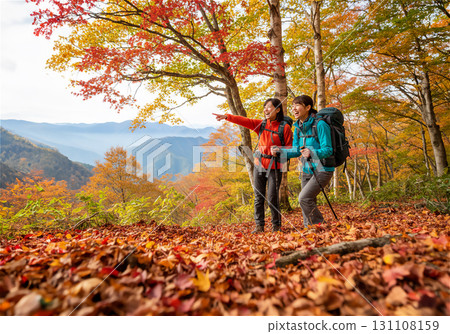 健行者在日本山區健行，同時欣賞秋葉 131108159