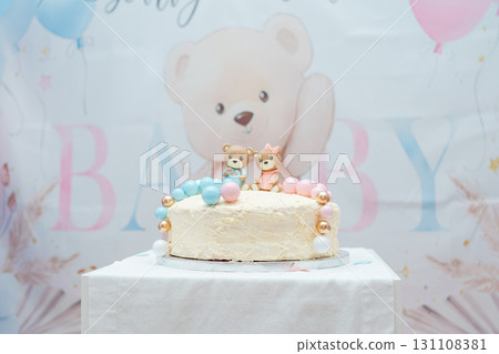 Close-up of baby shower cake decorated with teddy bear and pastel balloons. Ideal for bakery marketing, maternity events, family celebrations and festive design visuals 131108381
