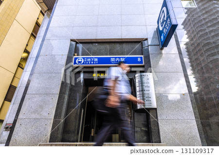 日本橫濱市街景 8號出口...從馬車道人行道看到的橫濱市營地鐵關內站（8號出口） 131109317