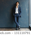 一名 30 多歲、穿著西裝的日本男子 131110791