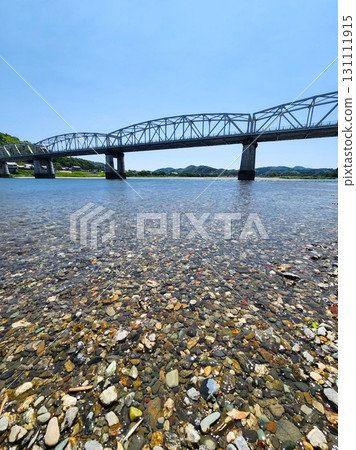 Summer scenery of the Niyodo River's clear riverbed and iron bridge Summer scenery of the Niyodo River's clear riverbed and iron bridge 131111915