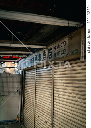 closed shop closed shop 131112294