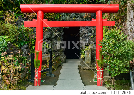 穿過紅色的鳥居，進入神社內的正殿 131112626