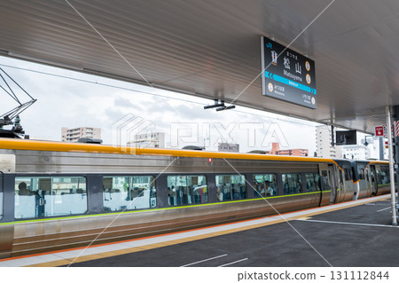 [Matsuyama Station] Limited express trains Shiokaze and Ishizuchi stop at the elevated station 131112844