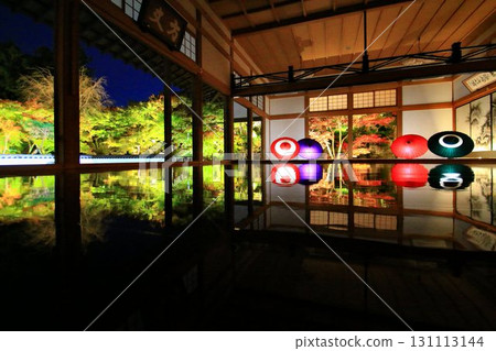 The beautifully mirrored floor... A spectacular autumn night view with autumn leaves reflected in it 131113144