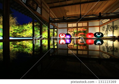 美麗的鏡面地板...倒映著紅葉的絕美秋夜 美麗的鏡面地板...倒映著紅葉的絕美秋夜 131113169