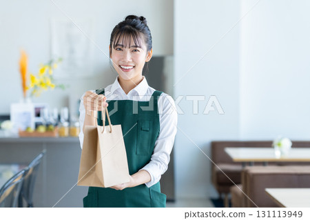 年輕女店員交出貨物 131113949