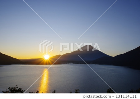Sunrise at Mount Fuji / Lake Motosu, Yamanashi Prefecture Sunrise at Mount Fuji / Lake Motosu, Yamanashi Prefecture 131114111