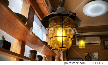 A nostalgic lamp with a blend of Japanese and Western styles 131114175