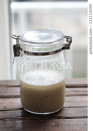 用剛開始起泡的乾麴菌新鮮混合的自製鹽麴菌。 131114204