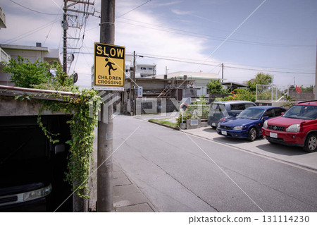 英文標誌警告外國人小心跑到街上的兒童 131114230