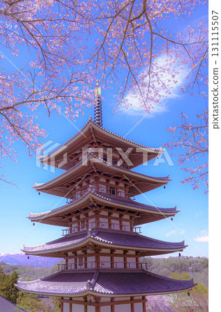 天空盛開的櫻花和五重塔 131115507