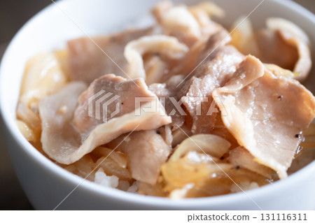 晚餐自製豬肉蓋飯(Suai 攝) 晚餐自製豬肉蓋飯(Suai 攝) 131116311