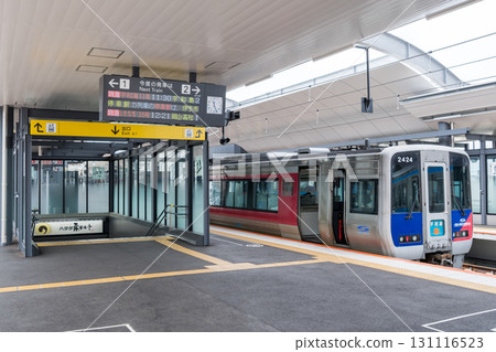 [Matsuyama Station] The Uwakai Express stops at the elevated station 131116523