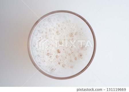 從上方看一杯啤酒中的泡沫 從上方看一杯啤酒中的泡沫 131119669