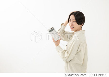 一個女人困擾著一個計算器 一個女人困擾著一個計算器 131119953